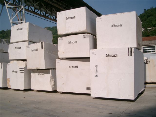 Blocchi di marmo grezzo